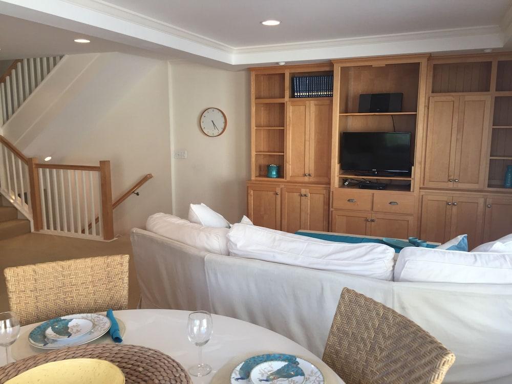 2 Bedroom Townhome 2 Mins. to the Beach