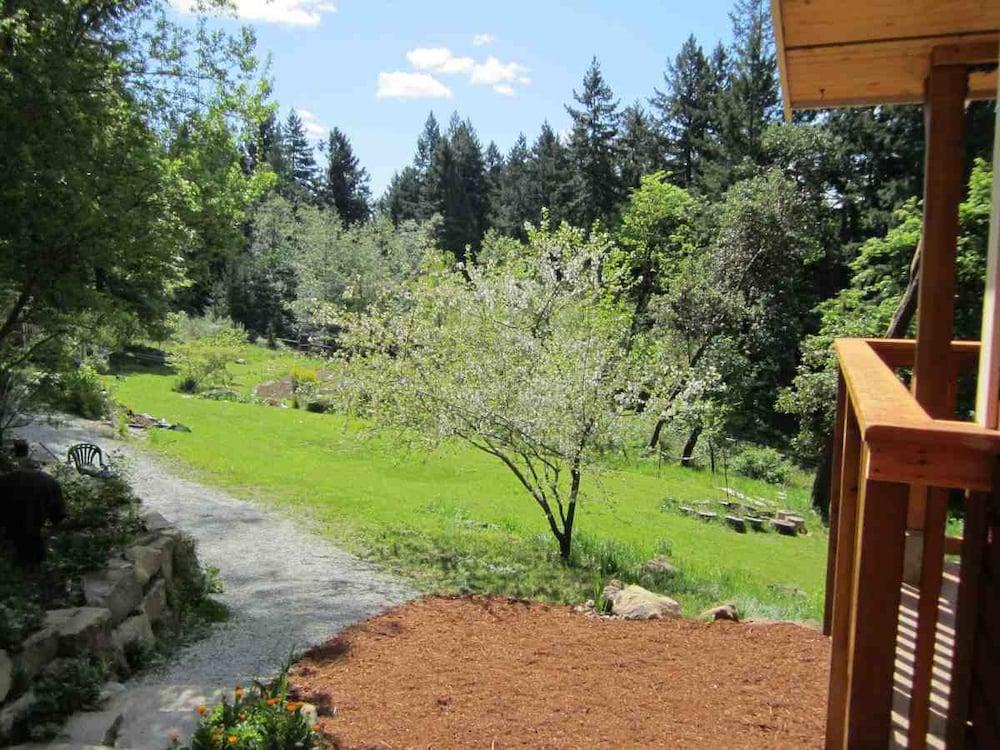 Cosy Woodpecker Cottage