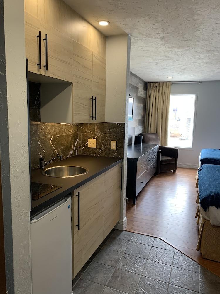 Auberge Shores Inn & Hotel