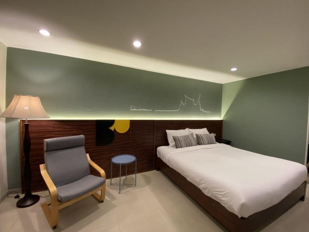 The Royal Bee Apart Hotel