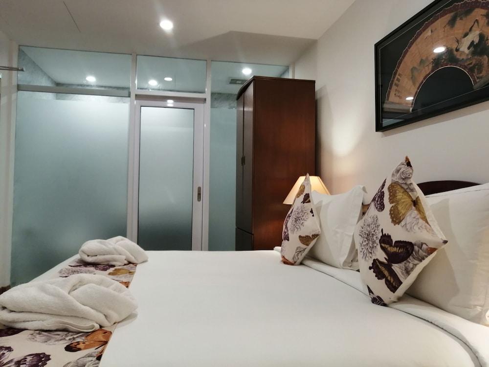 Heeren Straits Hotel