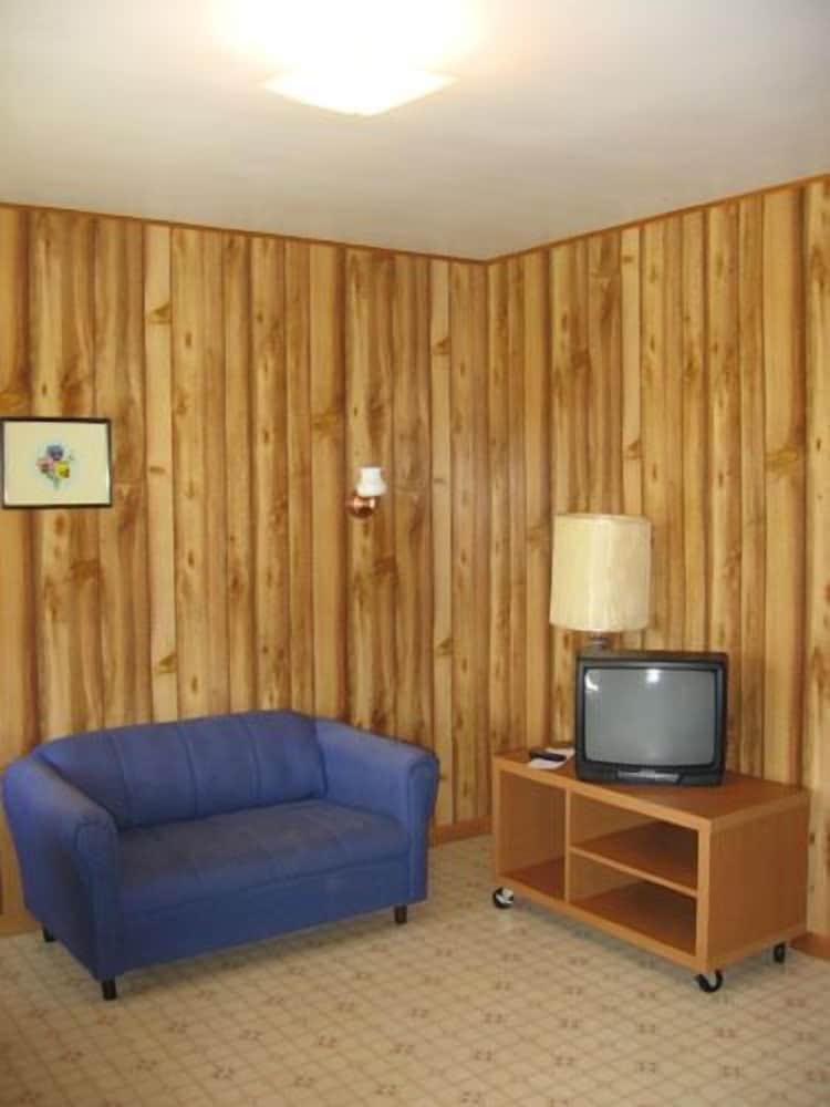 Joyce's Motel & Cottages