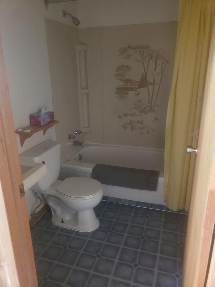 Joyce's Motel & Cottages