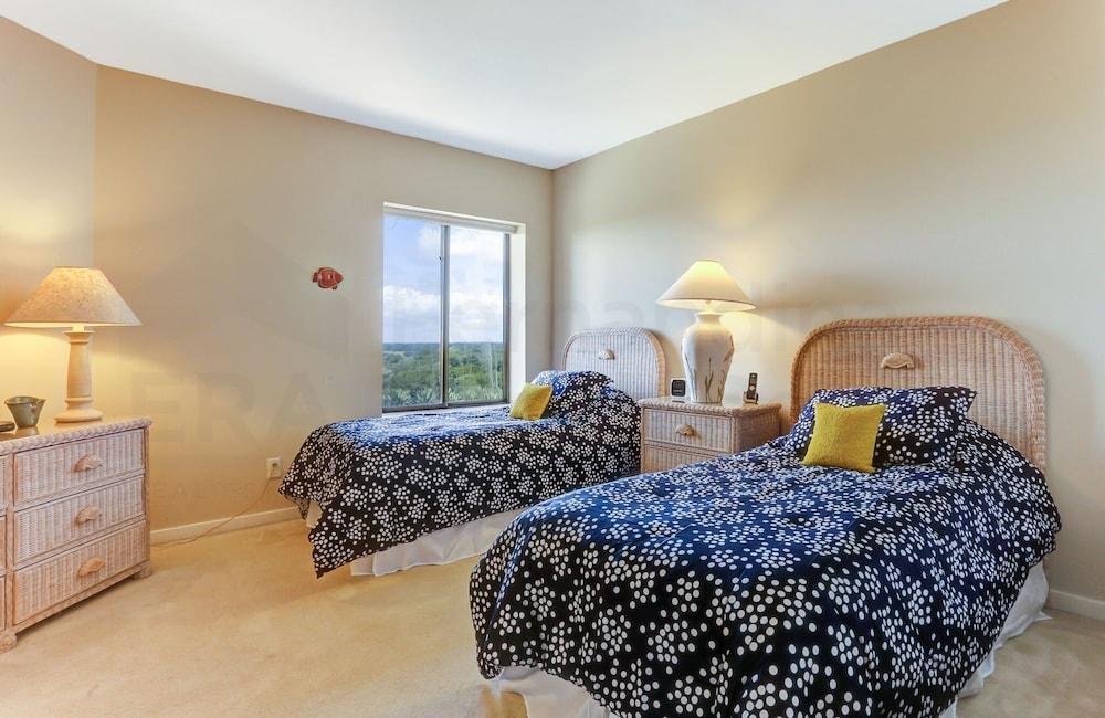 Spacious Oceanfront Penthouse Villa by RedAwning