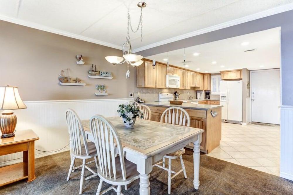 Amelia South H4 by RedAwning