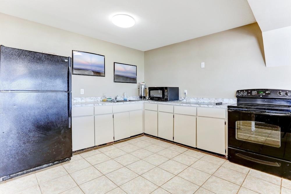 Comfortable Condo With Beautiful Ocean view by RedAwning