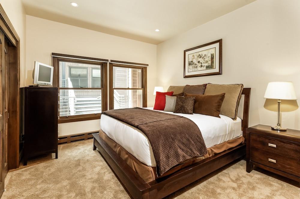 Durant Condominiums by Frias