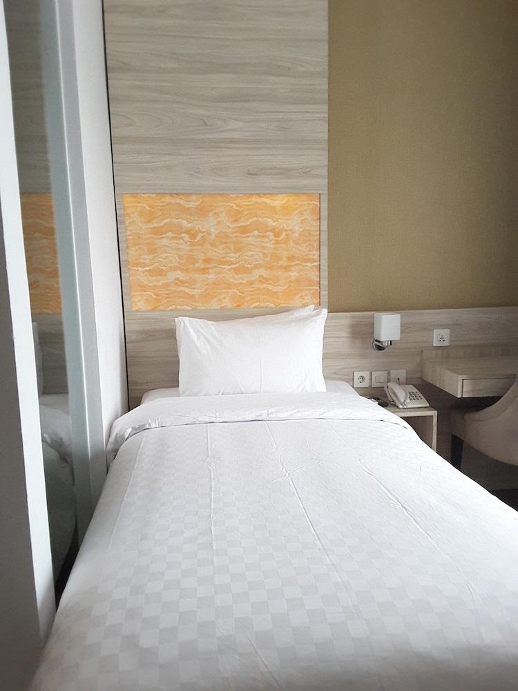 Front One Akshaya Hotel Karawang