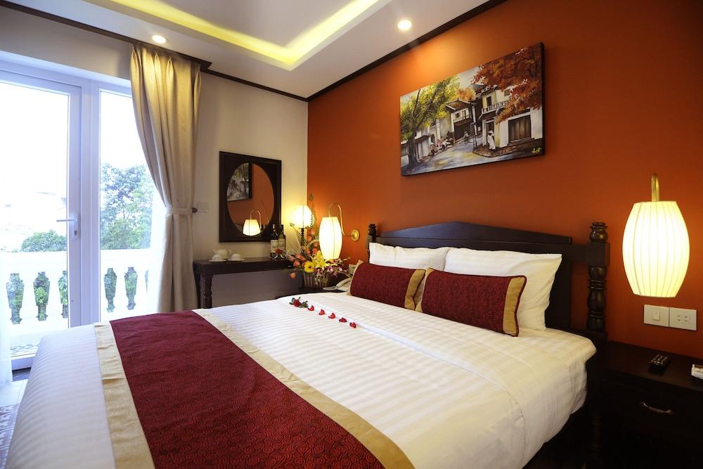 Golden Bell Backpacker Hotel & Pool Bar