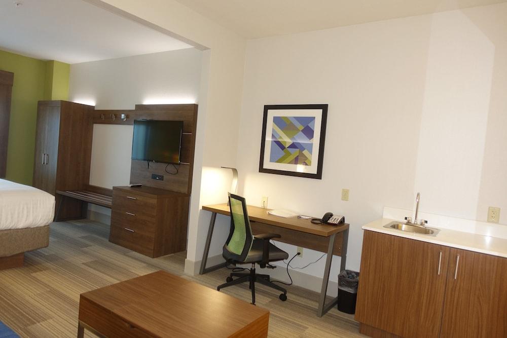 Holiday Inn Express & Suites Brentwood by IHG