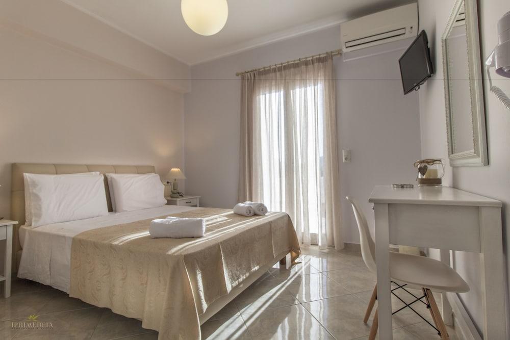 Iphimedeia Apartments & Suites