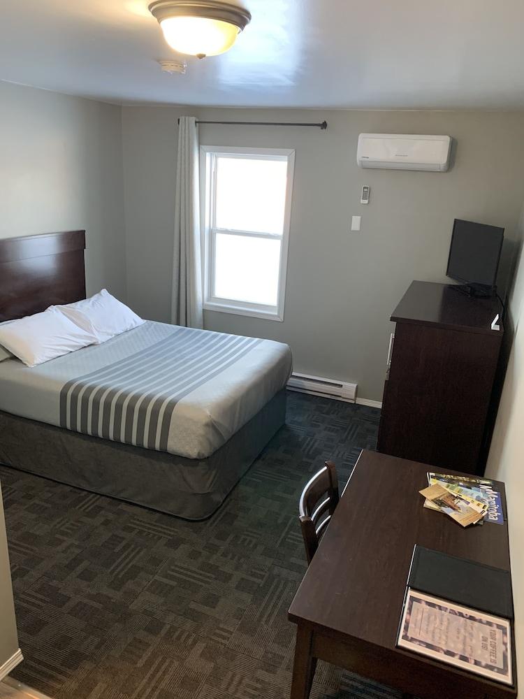 TaLLboys Grill & Pub Motel