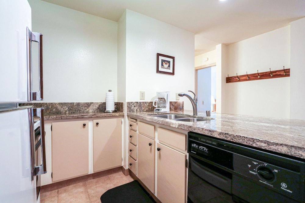 Summit 211 Spacious and Clean, Private Balcony, On Free Shuttle Route by RedAwning