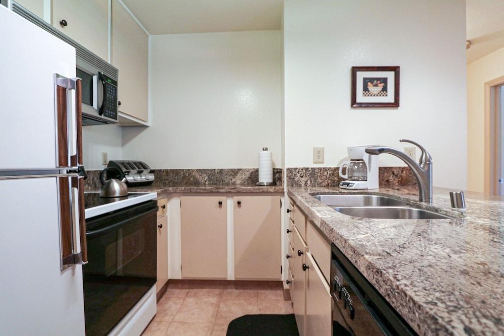 Summit 211 Spacious and Clean, Private Balcony, On Free Shuttle Route by RedAwning