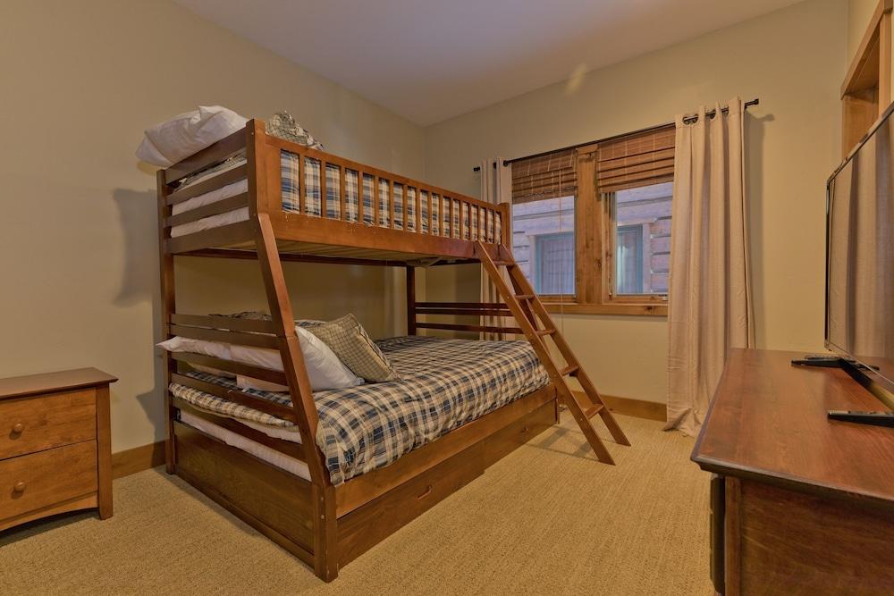 Stonegate #5 5 Bedroom Home by RedAwning