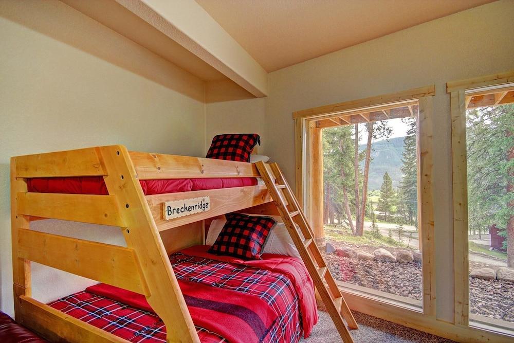 Grand Moose Lodge 3 Bedroom Home by RedAwning