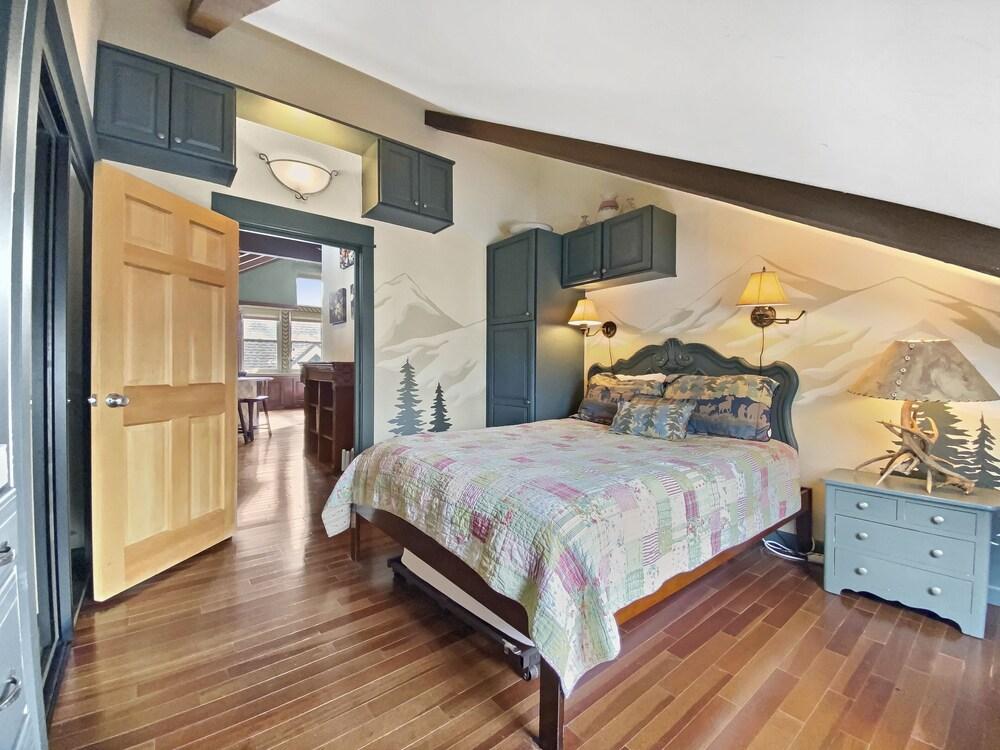 Porcupine Peak 2 Bedroom Condo by RedAwning