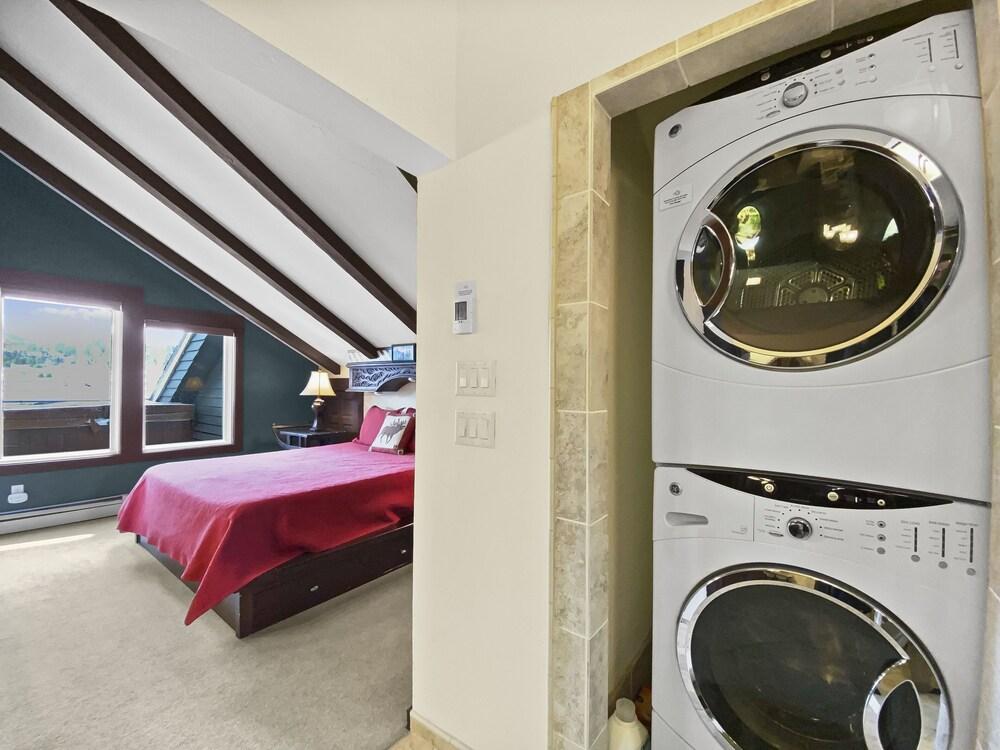 Porcupine Peak 2 Bedroom Condo by RedAwning