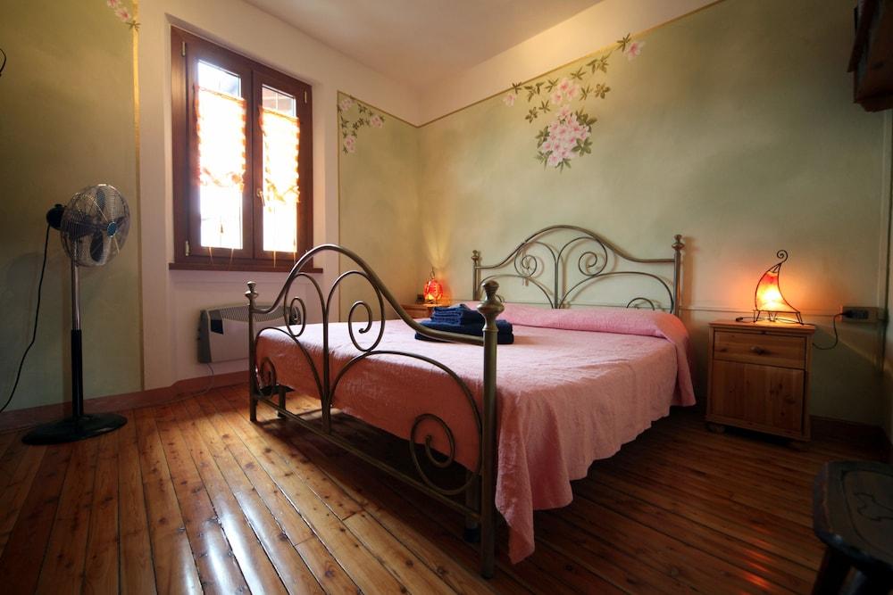 Azalea & Glicine House