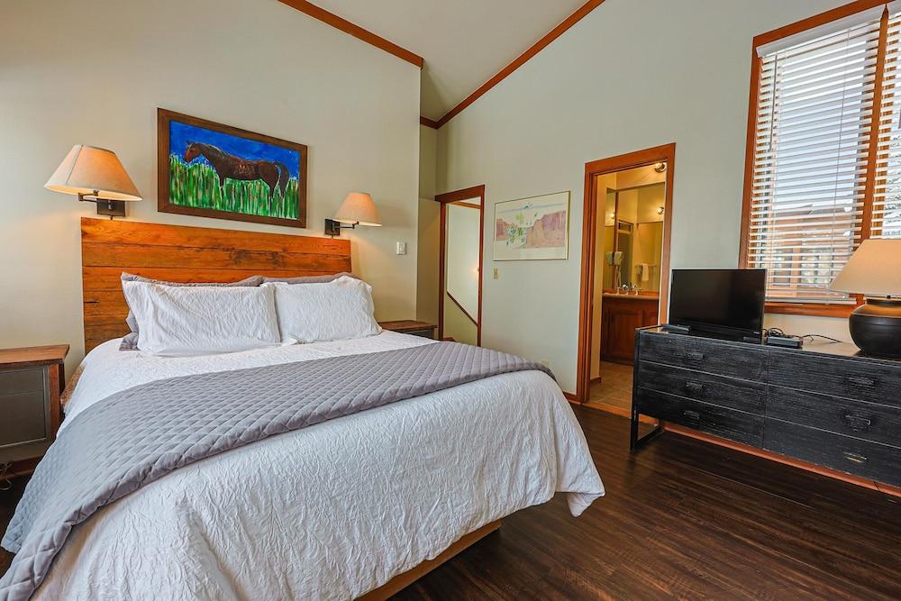 Tennis Townhome 2 Bed 2.5 Bath