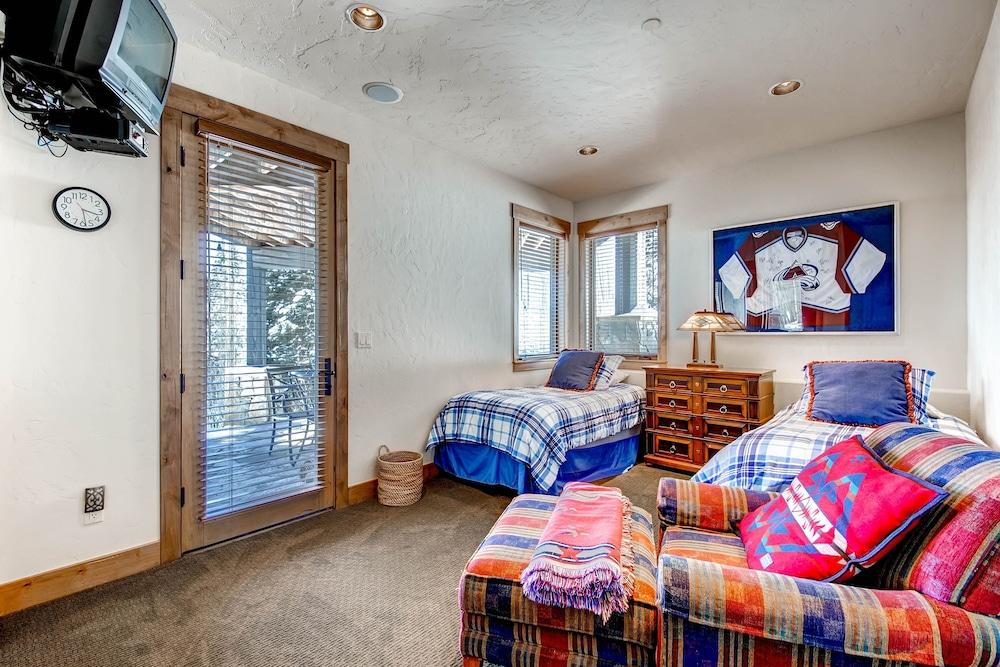 Three Peaks Mountain Lodge 5 Bedroom Home by RedAwning