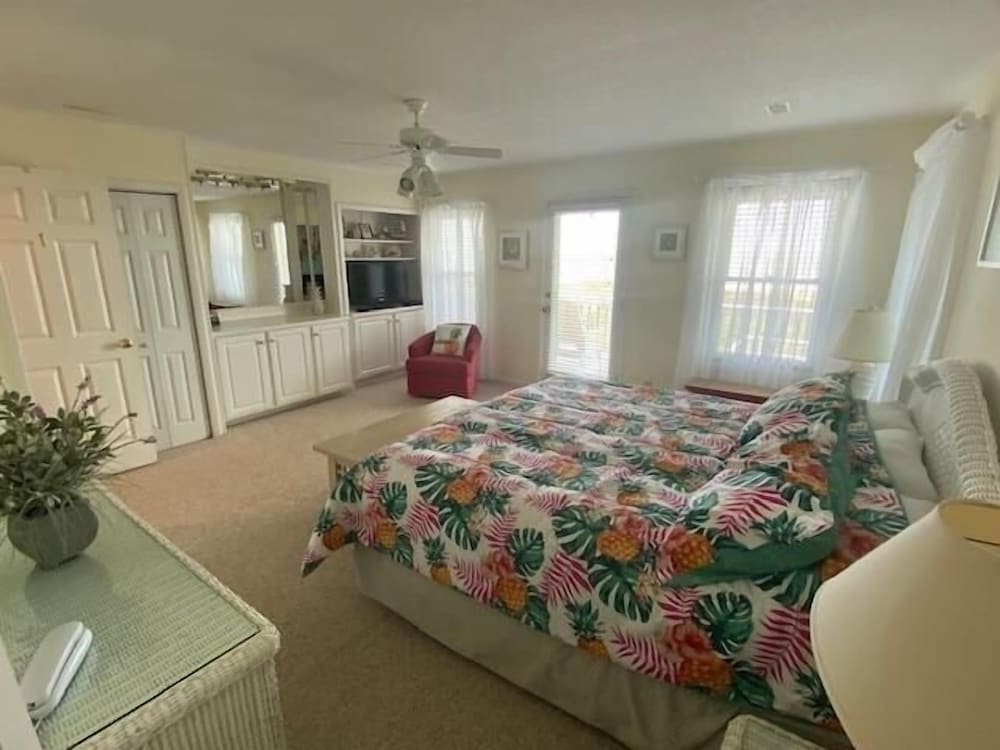 Due South - 5 Br Home