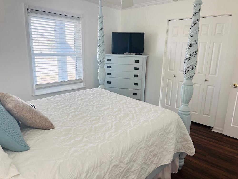 Holden Time 3 Br home by RedAwning