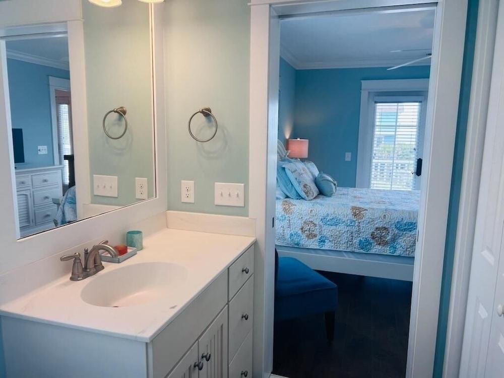 Beach Crew 4 Bedroom Home by RedAwning