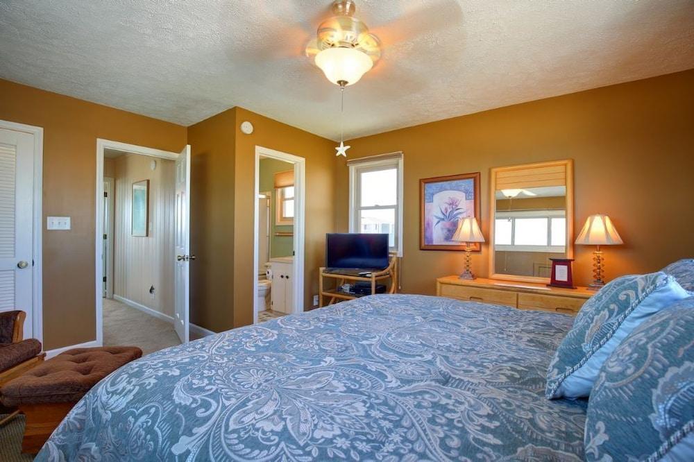 Windchimes 4 Bedroom Home by RedAwning