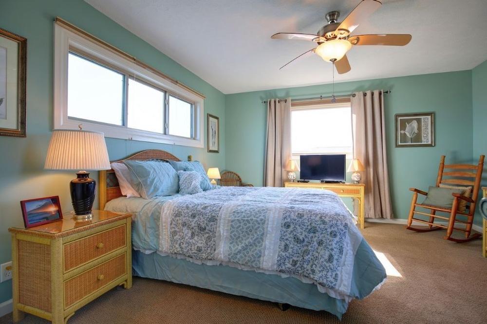 Windchimes 4 Bedroom Home by RedAwning