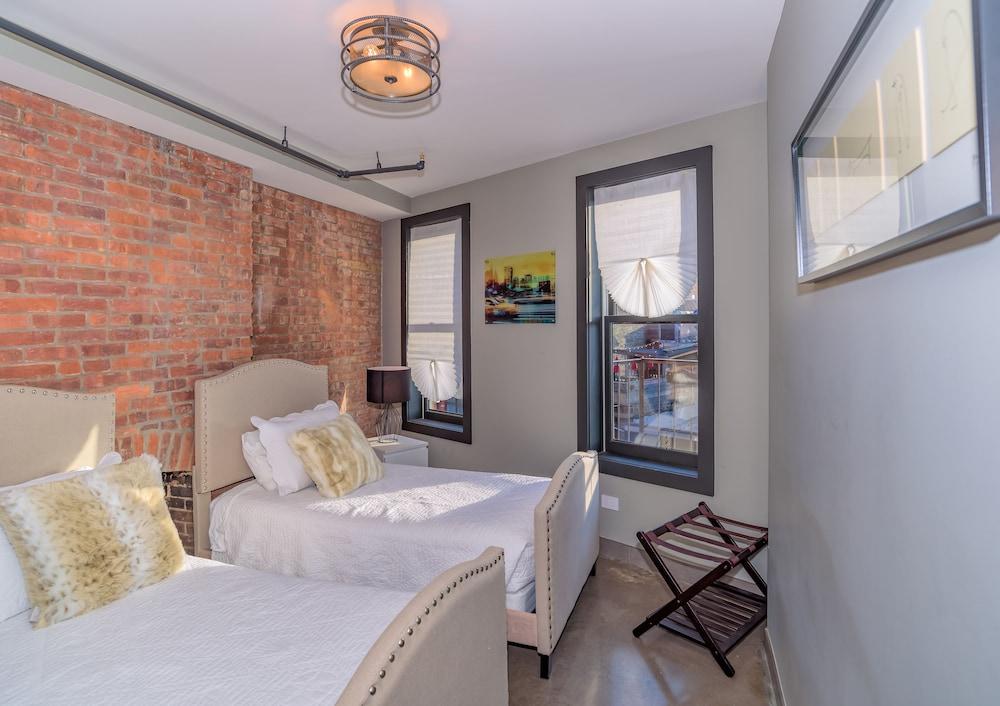 Deedee's Apartments - Lofts at Grove