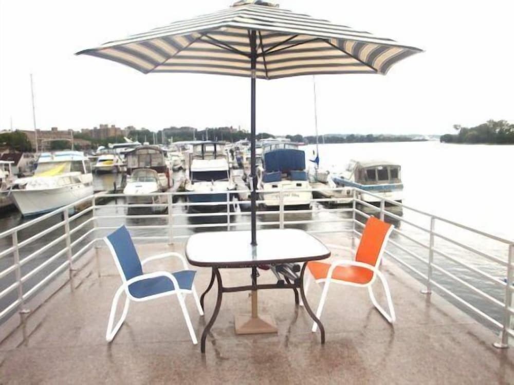 Houseboat Scorpius by SleepAfloat