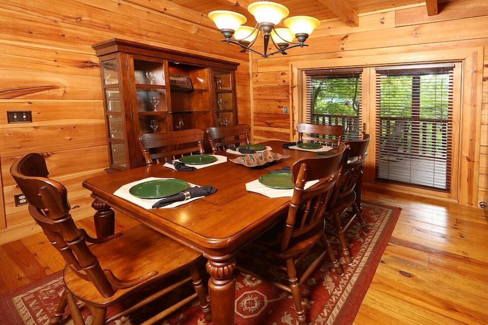 Mountain Majesty 2 Br cabin by RedAwning