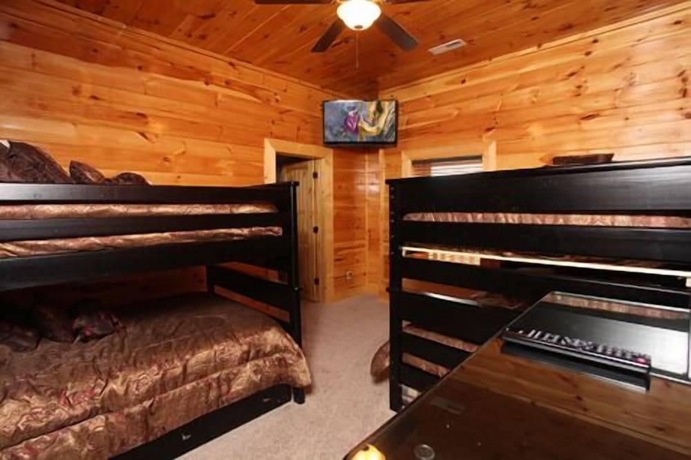 Serenity Mountain Pool 9 Br cabin by RedAwning