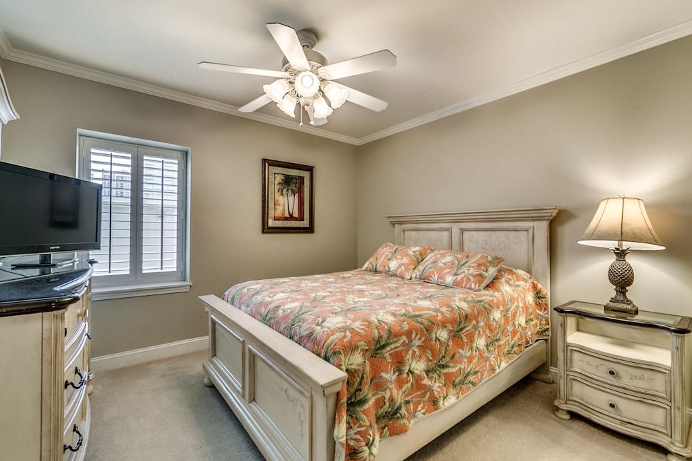 South Wind 301 4 Br condo by RedAwning