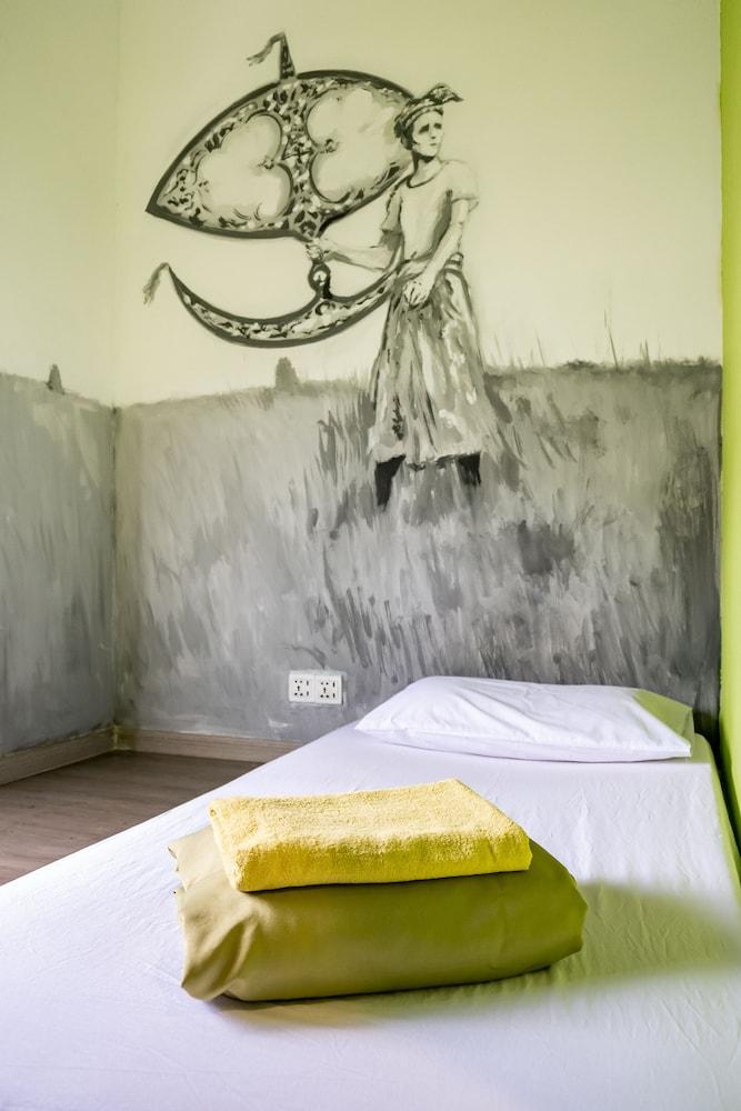 PODs The Backpackers Home & Cafe