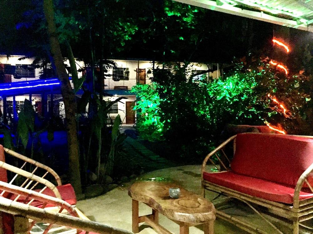 Tropical Sands Dominical Eco Inn