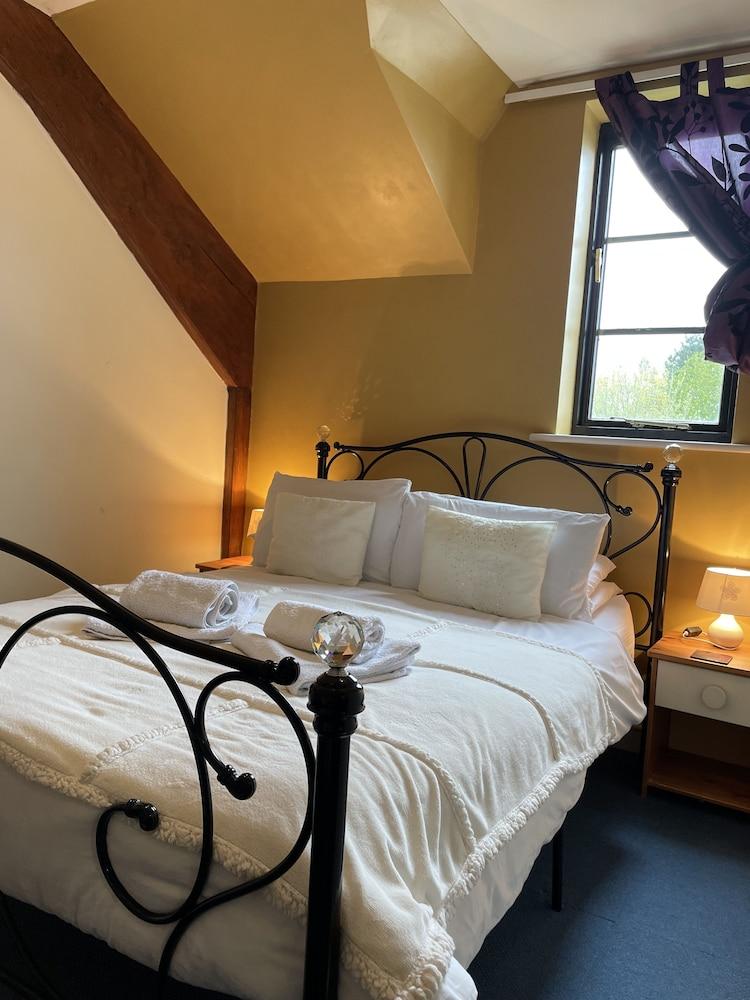 Crown Lodge Bed & Breakfast