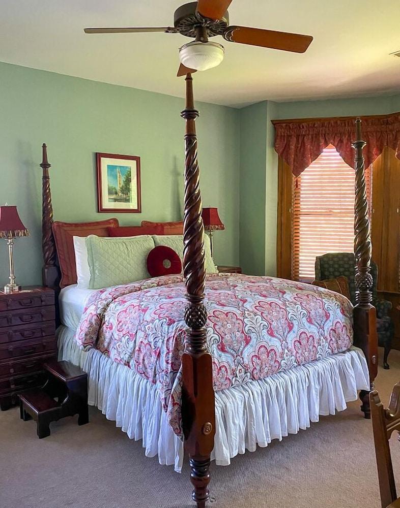 Fleur-de-Lys Mansion