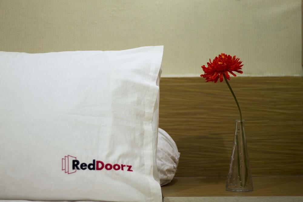 RedDoorz Plus @ Jalan Pemuda Jakarta
