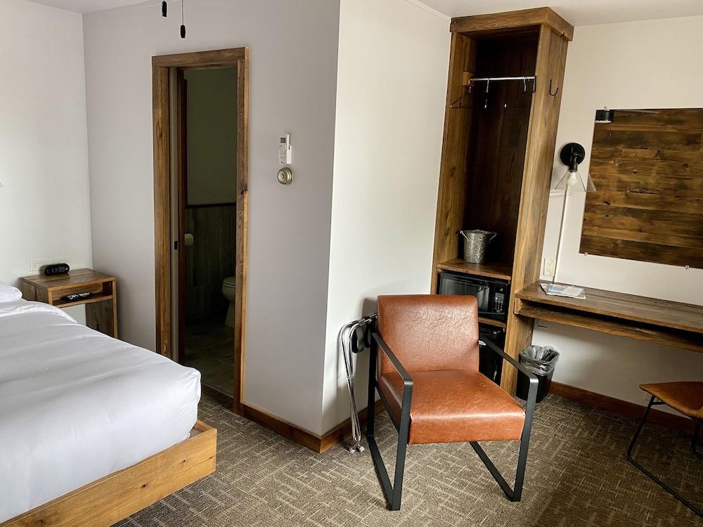 Aqua Aire Inn & Suites