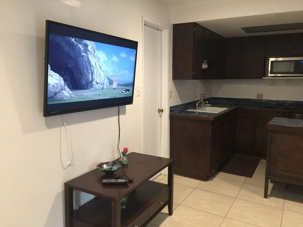 Lovely 1-Bedroom Home with Pool