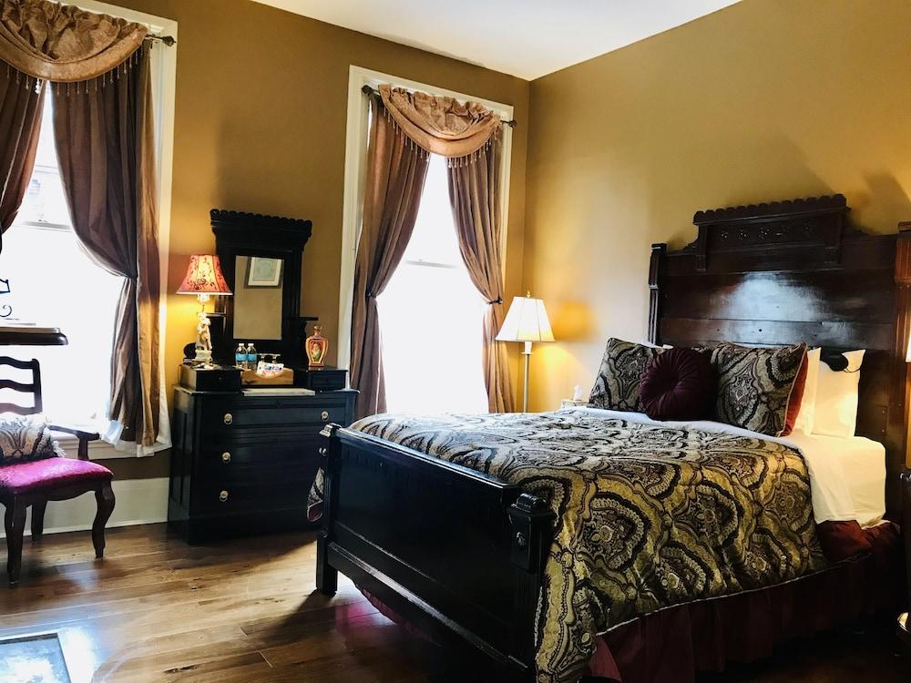 Symphony Hotel & Restaurant