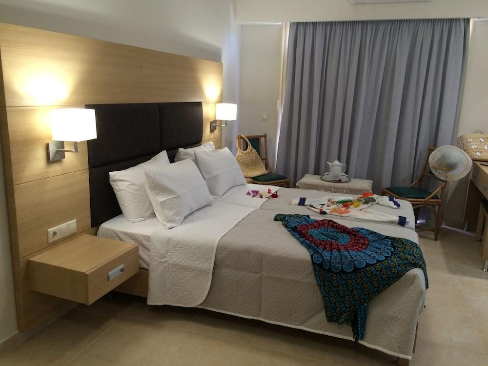 Artemis Bay by Estia