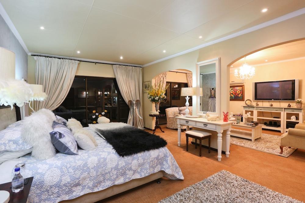 Shangri-La Manor - Adults Only