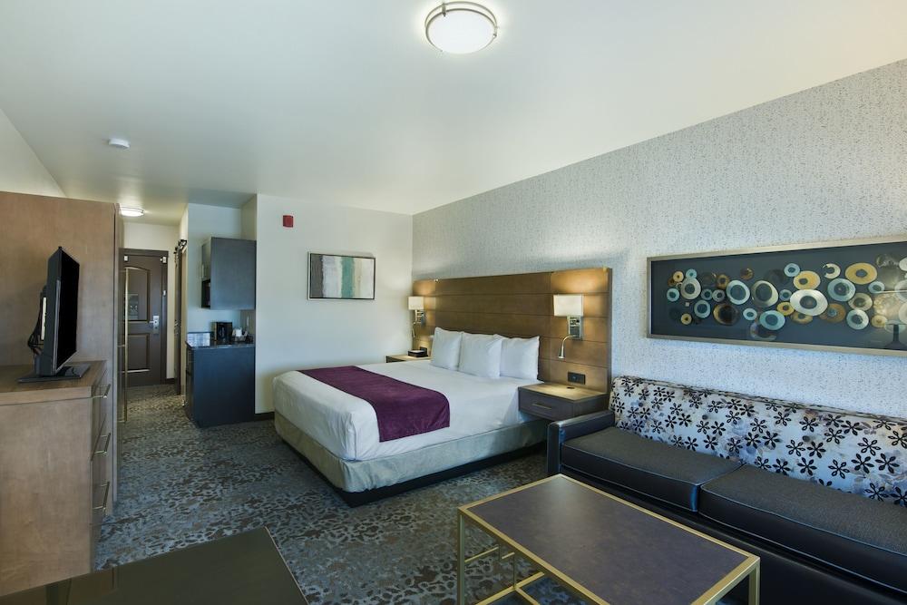 Oxford Suites Sonoma County