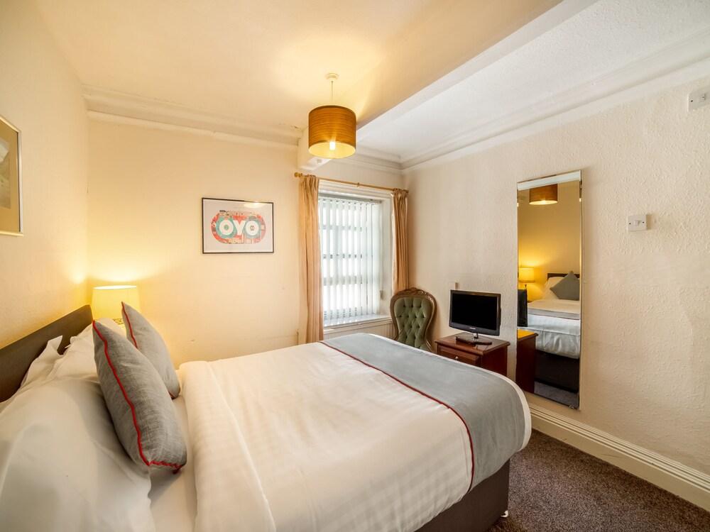 OYO The Cumberland Hotel