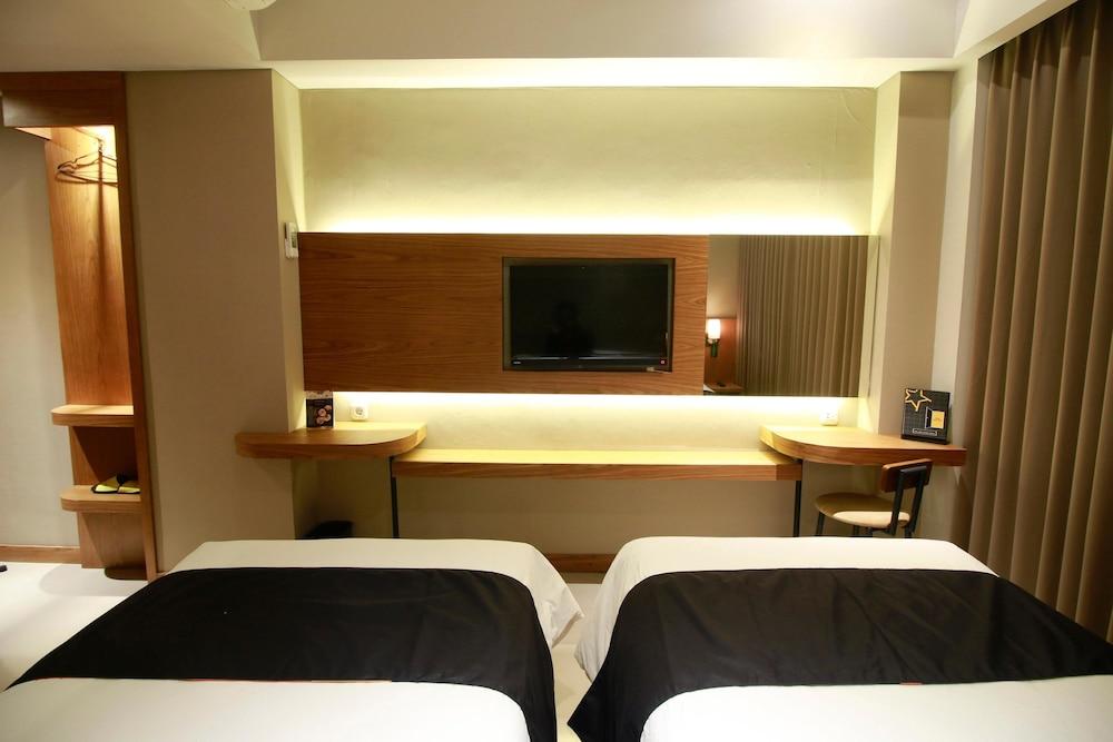 Yellow Star Ambarukmo Hotel