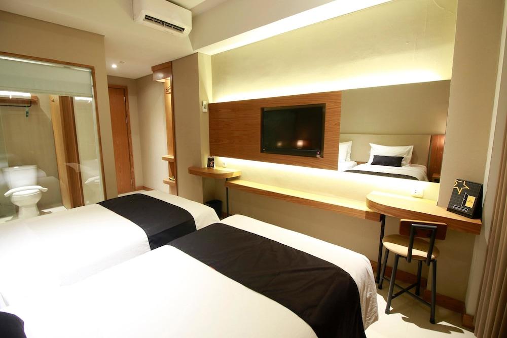 Yellow Star Ambarukmo Hotel