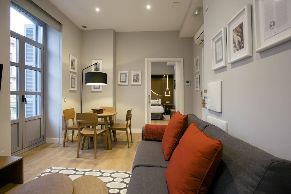 Legazpi Doce Rooms & Suites